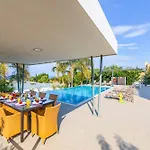 Villa Limni *
