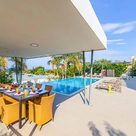 Villa Limni *