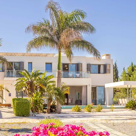 Villa Limni *
